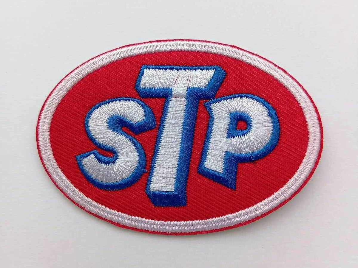🏁 Parche bordado STP – 7 x 5 cm | Estilo Racing Vintage