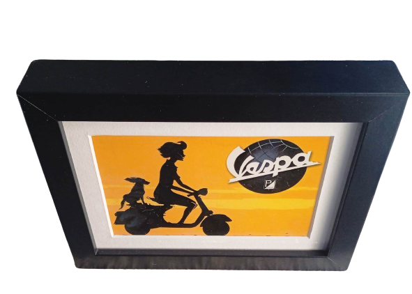 VESPA-Postkarte im Rahmen