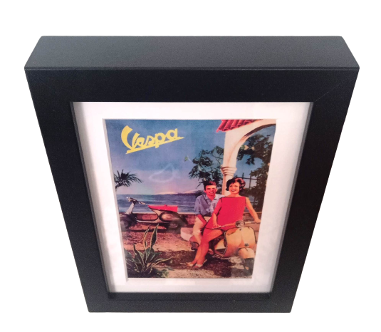 Postal Vespa en marco