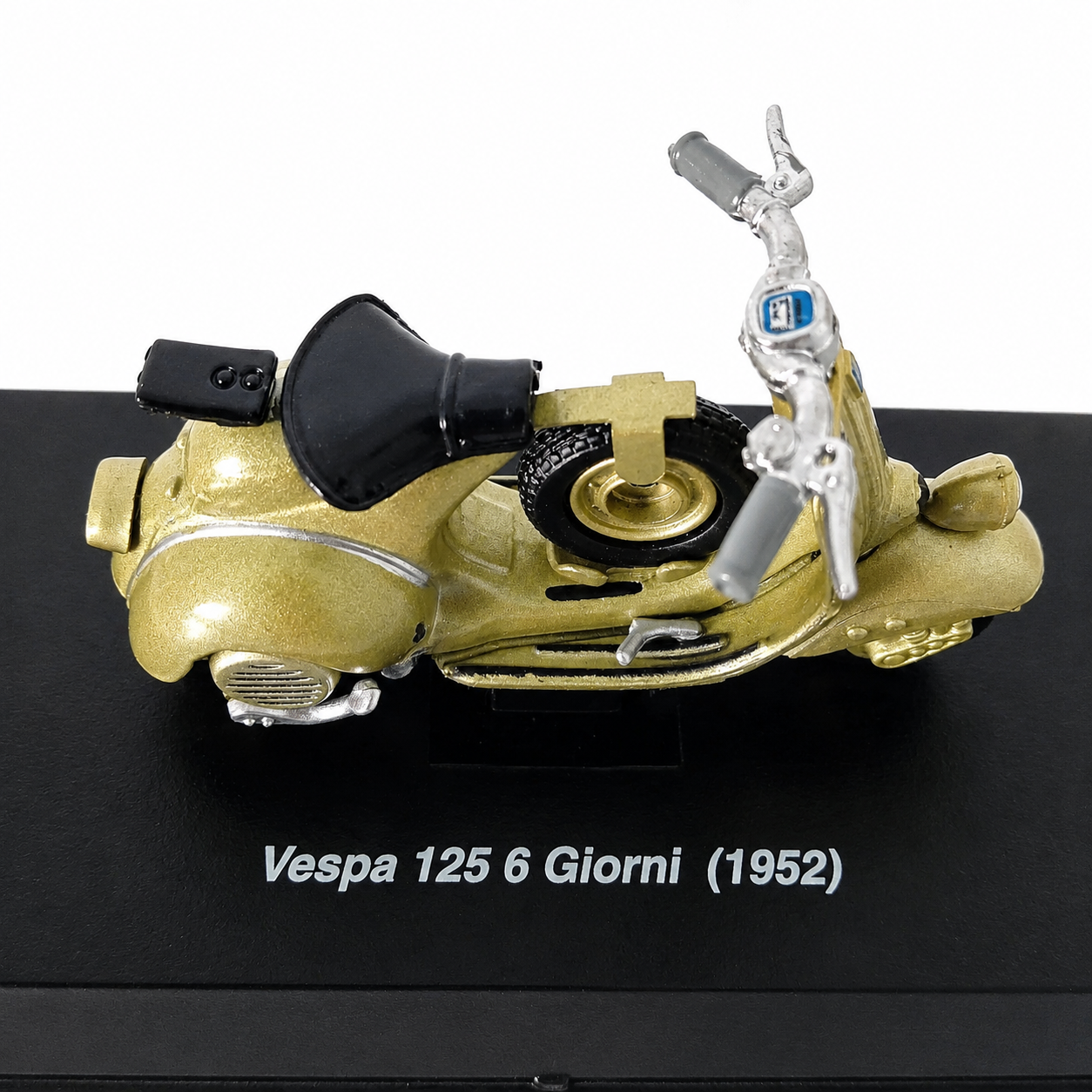 Vespa 125 6 Giorni (1952) – Miniatura de colección escala 1:32 con vitrina expositora