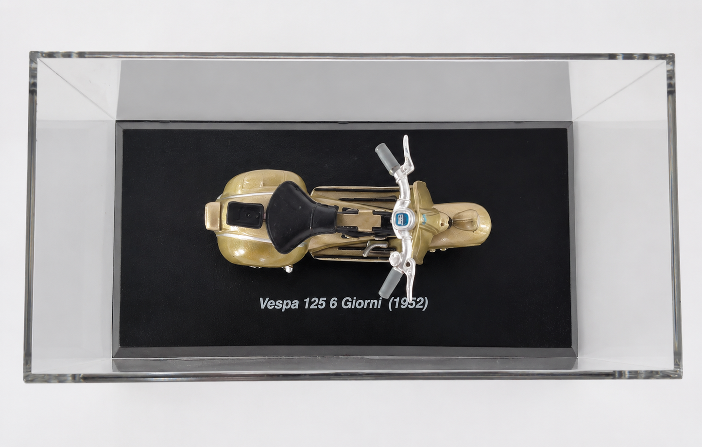 Vespa 125 6 Giorni (1952) – Miniatura de colección escala 1:32 con vitrina expositora